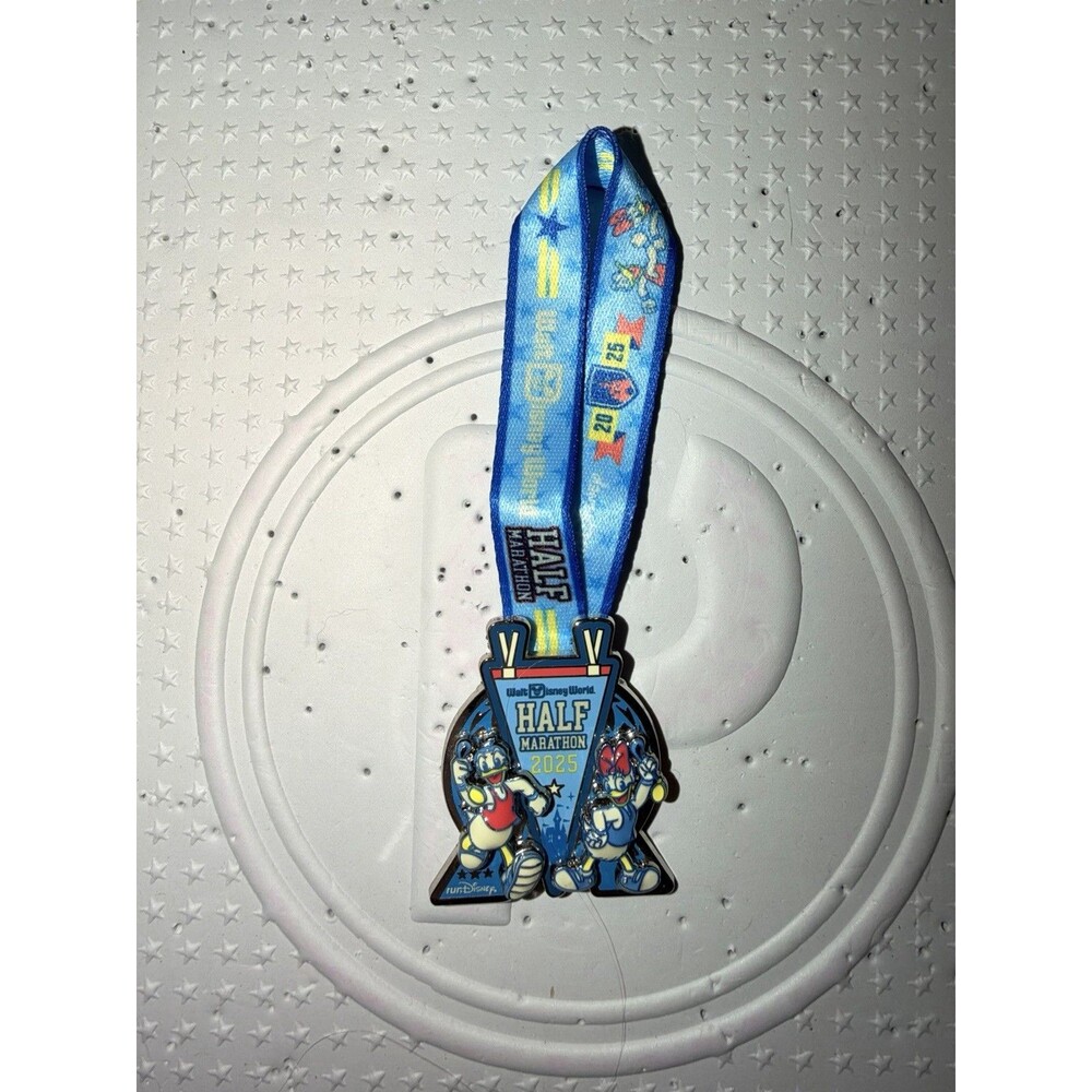Disney WDW RunDisney Half Marathon Medal Race Weekend Pin 2025 Donald Daisy Duck